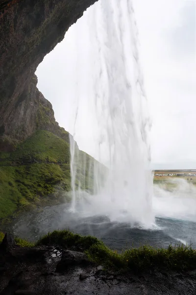 Seljalandsfoss mağara şelale ıslak yolda