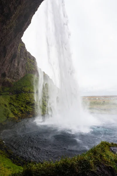 Izlandi vízesés Seljalandsfoss belseje — Stock Fotó