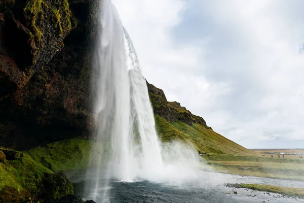 Mağara ve İzlanda'daki Seljalandsfoss şelale