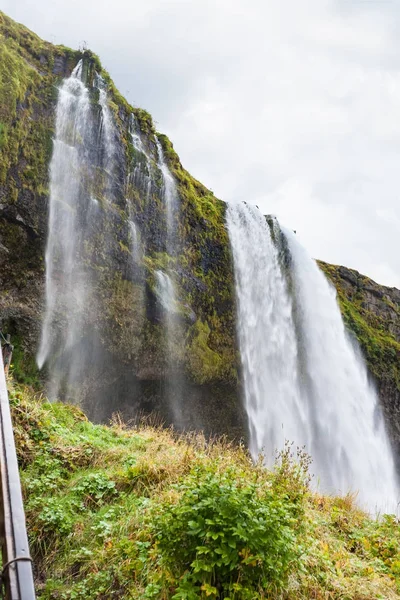 Καταπράσινη πλαγιά και ο καταρράκτης Seljalandsfoss — Φωτογραφία Αρχείου