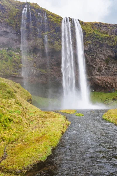 Ποταμός και Seljalandsfoss Καταρράκτης στην Ισλανδία — Φωτογραφία Αρχείου