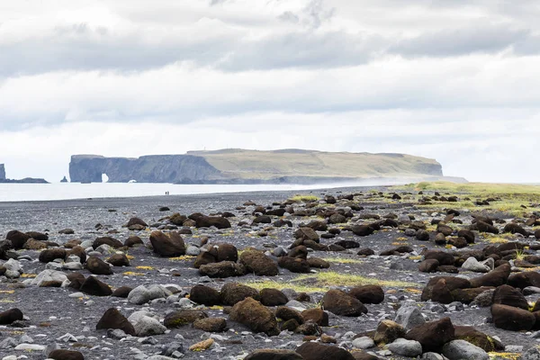 İzlanda'daki Reynisfjara siyah plajda kayalar — Stok fotoğraf