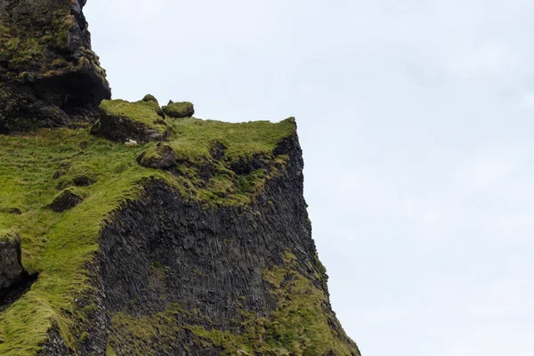 Acantilado del monte Reynisfjall en Islandia — Foto de Stock