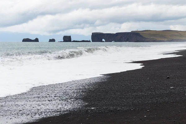 İzlanda'daki Reynisfjara Beach ve Dyrholaey cape