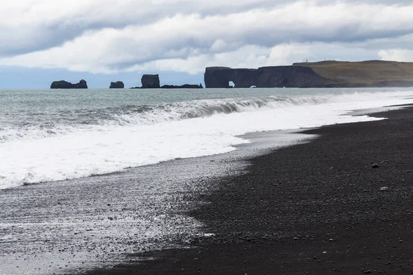 Reynisfjara plaj ve Dyrholaey cape görünümünü