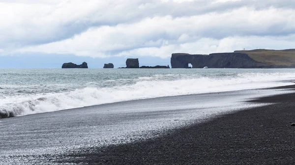 Reynisfjara siyah kum plaj ve Dyrholaey cape