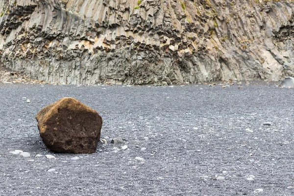 Adoquín en la playa de Reynisfjara cerca del monte Reynisfjall — Foto de Stock