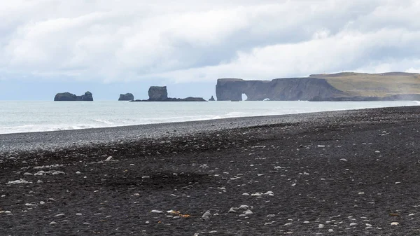 Reynisfjara playa negra y vista del cabo Dyrholaey — Foto de Stock