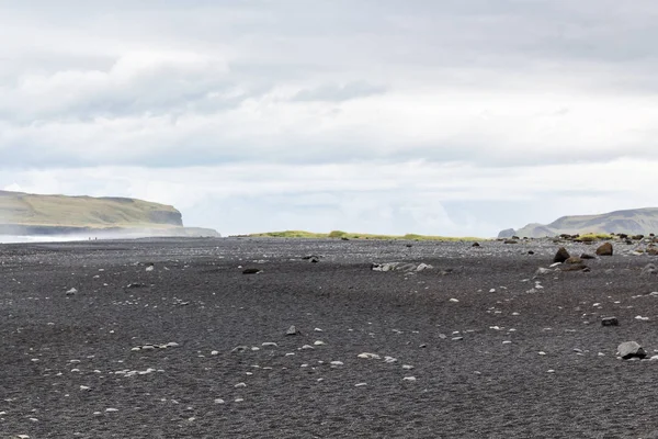 İzlanda'daki Reynisfjara siyah kum plaj yüzeyi