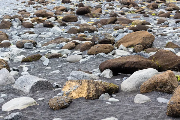 Roca en la superficie de la playa de Reynisfjara en Islandia — Foto de Stock