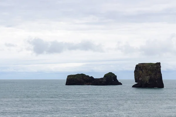 Rocas en el océano cerca de la playa de Kirkjufjara en Islandia — Foto de Stock