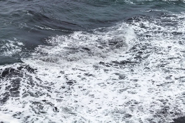 アイスランドのヴィック I ミュルダール村の近くの海の波 — ストック写真