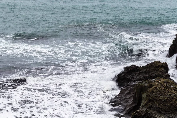 Surf a skály v Atlantickém oceánu na Islandu — Stock fotografie