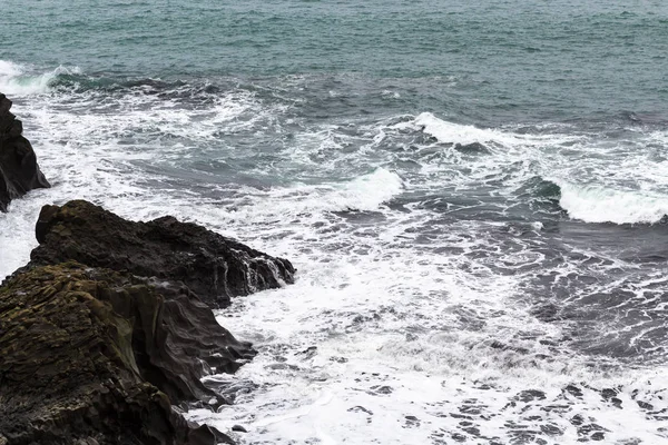 Surf en la costa rocosa del océano Atlántico en Islandia — Foto de Stock