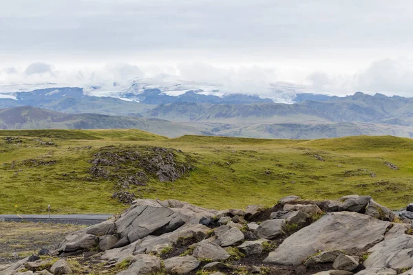 Paisaje con carretera Dyrholavegur en Islandia — Foto de Stock