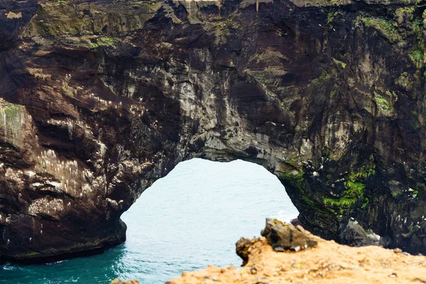 İzlanda'daki Dyrholaey cliff doğal kemer — Stok fotoğraf