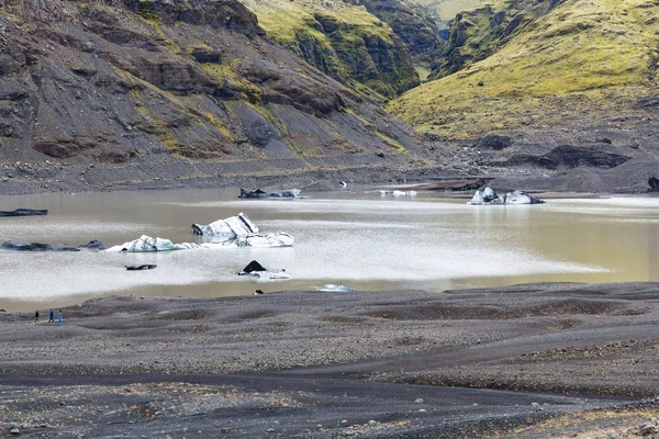 Solheimajokull 氷河近くの水たまりで雪が溶けて — ストック写真