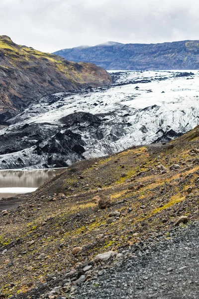 Pendiente volcánica y vista del glaciar Solheimajokull — Foto de Stock