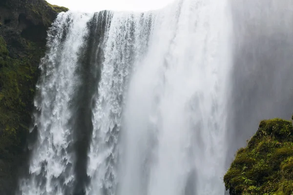 Strumienie wody, wodospad Skogafoss w Islandii — Zdjęcie stockowe