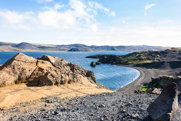 Orilla volcánica del lago Kleifarvatn en Islandia —  Fotos de Stock