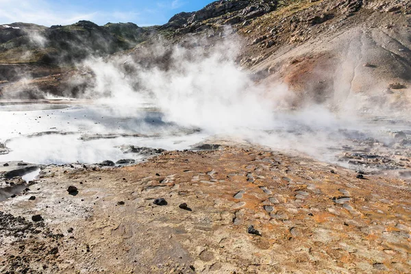 アイスランド Krysuvik 地区熱の間欠泉 — ストック写真