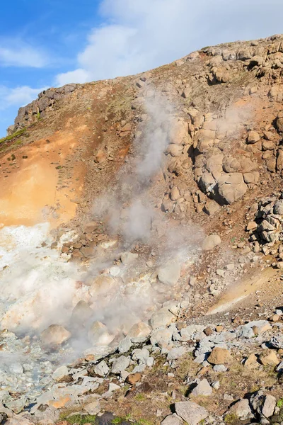 アイスランド Krysuvik 地区の丘の斜面で温泉 — ストック写真