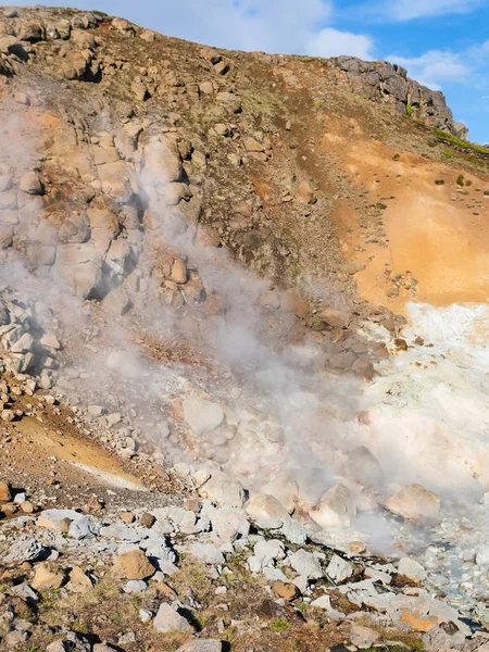 Thermische voorjaar op de helling van de heuvel in Krysuvik, IJsland — Stockfoto