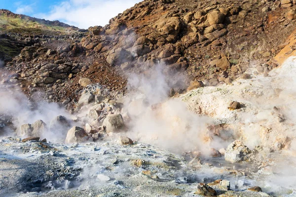 Krysuvik エリア、アイスランドで酸性の噴気孔 — ストック写真