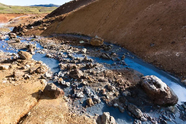 Arroyo caliente en la zona de Krysuvik, Islandia —  Fotos de Stock