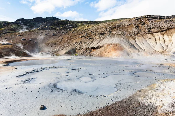 Solfatare krater op Krysuvik gebied, IJsland — Stockfoto