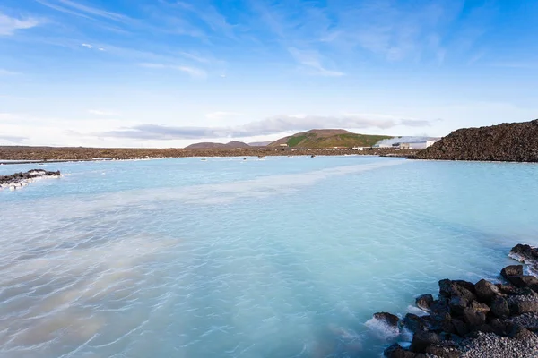 Θέα του μπλε λιμνοθάλασσα γεωθερμικής λίμνης το φθινόπωρο — Φωτογραφία Αρχείου