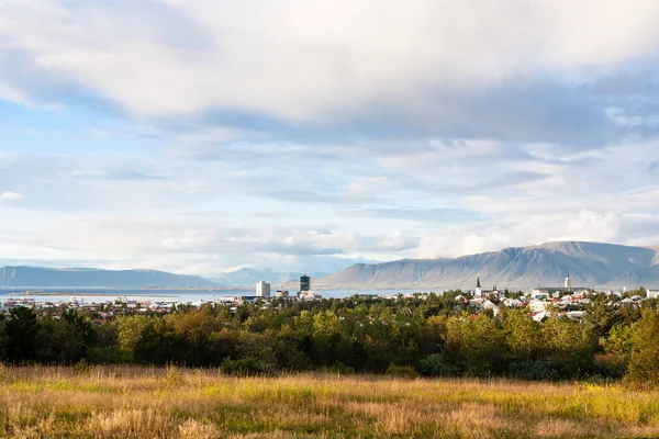 Vista della città di Reykjavik in settembre sera — Foto Stock