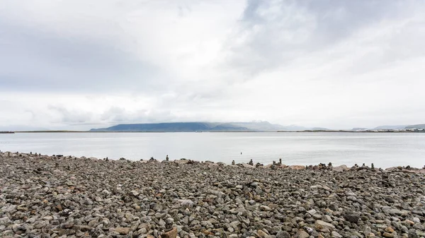 Playa de adoquines con pirámides de piedra en la ciudad de Reikiavik — Foto de Stock