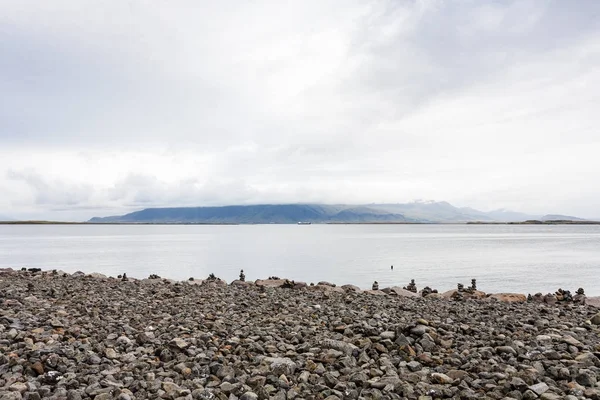 Playa de guijarros con pirámides de piedra en Reikiavik — Foto de Stock