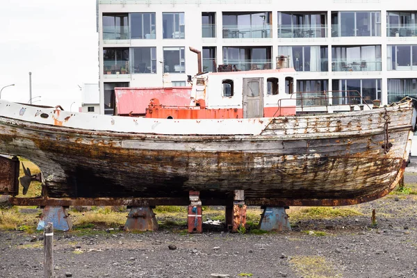 Altes Schiff auf Straße in der Stadt Reykjavik — Stockfoto