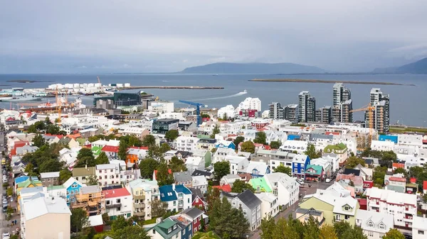 Vue aérienne de la ville de Reykjavik avec port — Photo