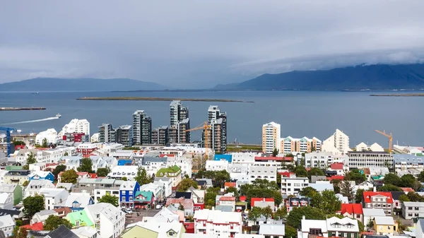 Reykjavik città con porto e costa atlantica — Foto Stock