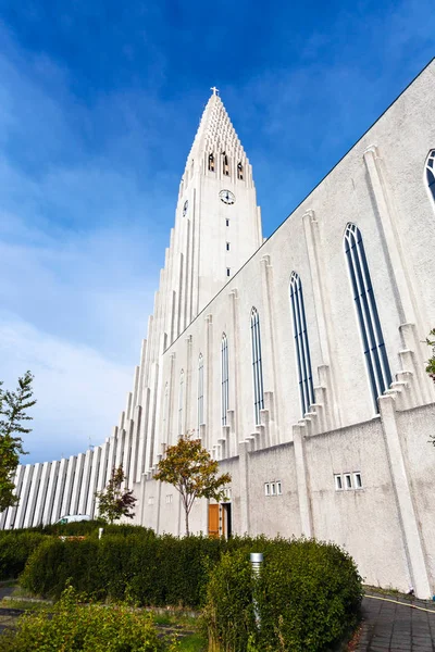 Boční pohled na kostel Hallgrímskirkja v Reykjavíku — Stock fotografie