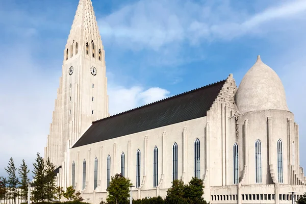 Gebouw van de Hallgrimskirkja kerk in Reykjavik — Stockfoto