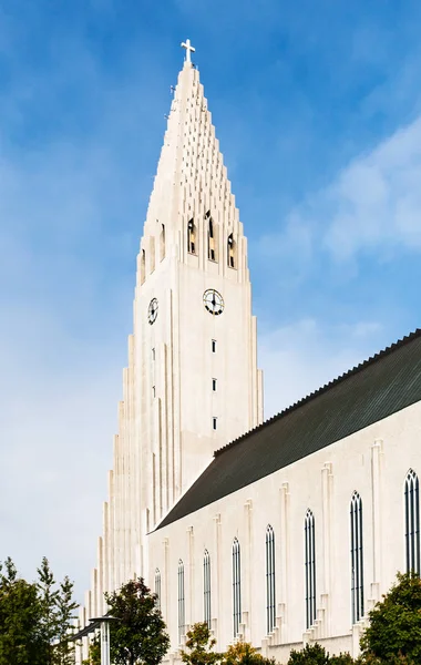 Kostel Hallgrímskirkja věž ve městě Reykjavík — Stock fotografie