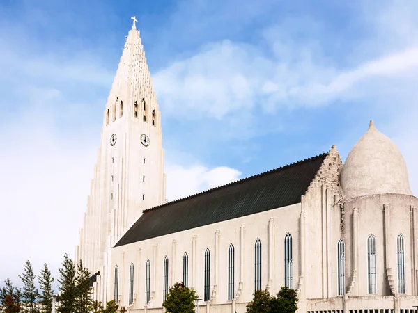 Pohled na kostel Hallgrímskirkja ve městě Reykjavík — Stock fotografie