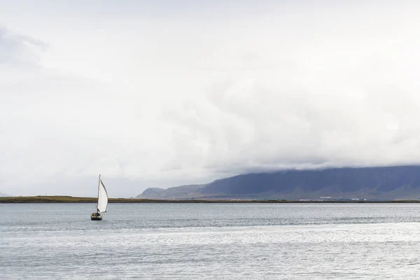 Zeilschip in de Atlantische Oceaan in de buurt van Reykjavik — Stockfoto