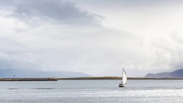 Zeilboot in de Atlantische Oceaan in de buurt van Reykjavik — Stockfoto