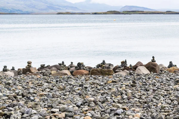 Pirámides de piedra en la costa atlántica de Reikiavik — Foto de Stock