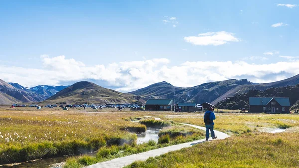 Turista en camino a Landmannalaugar en Islandia — Foto de Stock