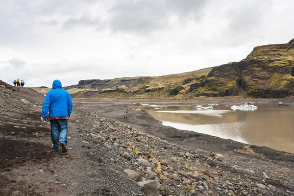 Turistas caminata por sendero desde el glaciar Solheimajokull — Foto de Stock