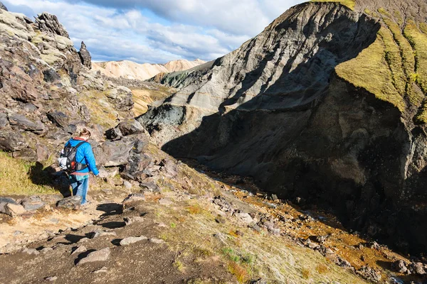 Tourist hikes to gorge in Landmannalaugar area — Stock Photo, Image