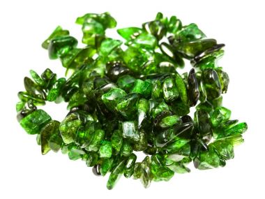 Krom diopside kristalleri izole boncuk