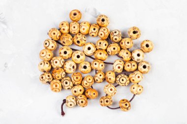 gri doğal kemikten dize boncuk oyulmuş