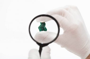 Ana kontrol dioptase kristal büyüteç ile